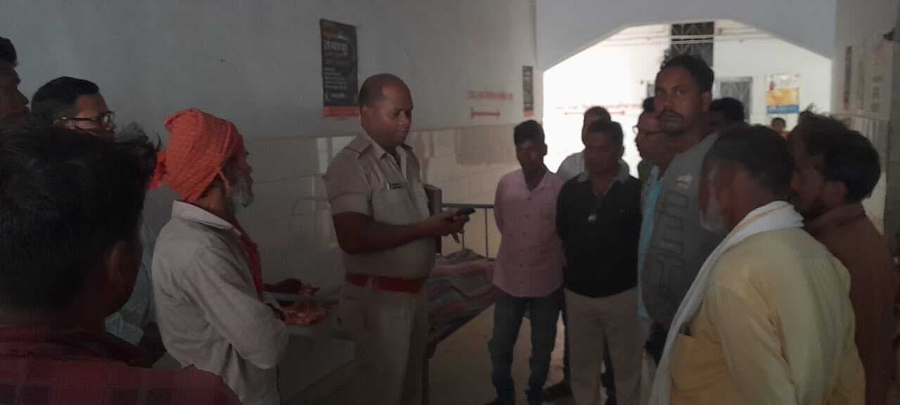 ट्रक की चपेट में आकर बाइक सवार की मौत, एक गंभीर रूप से घायल