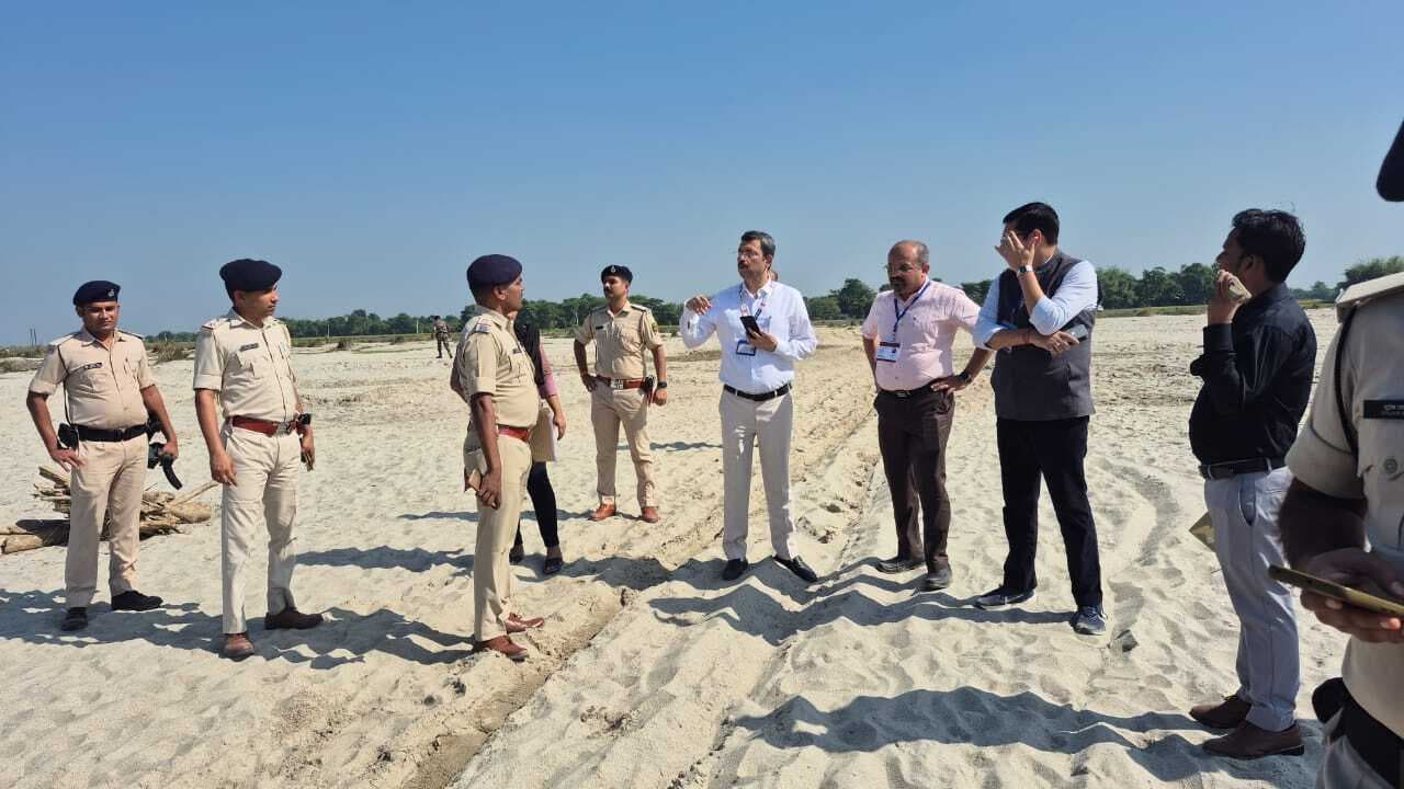 कनकई नदी के उसपार स्थित मतदान केंद्रों का प्रेक्षक ने किया निरीक्षण, प्रशासन पूरी तरह अलर्ट