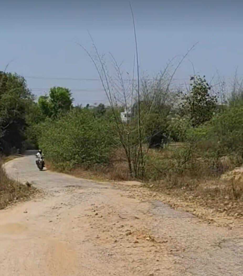 ग्रामीणों ने की जर्जर सड़क मरम्मत कराने की मांग