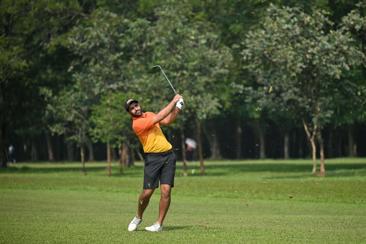 Indian golf premier league Pukhraj leading: पुखराज सिंह गिल ने सात शॉट की बड़ी बढ़त बनायी