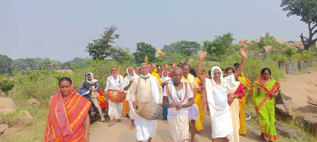 सात दिवसीय भागवत कथा को लेकर निकली कलश यात्रा