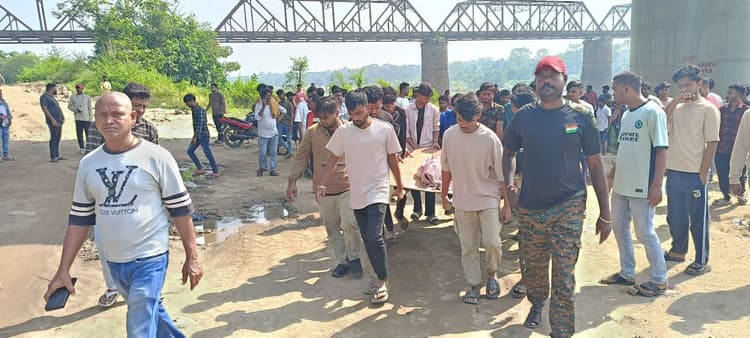 Dhanbad News : गोताखोरों ने दामोदर से निकाले तीन और शव, अभी भी दो युवक लापता