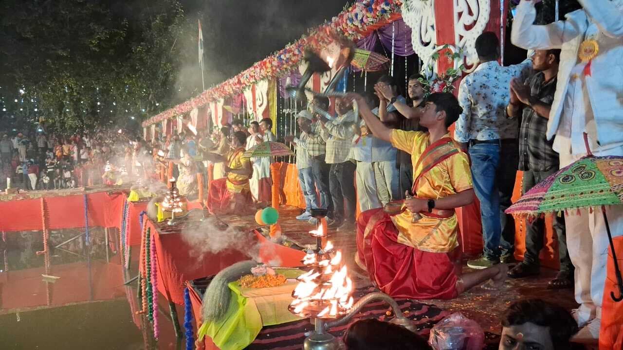 sasaram News : देव दीपावली पर लाखों दीपों से जगमग हो उठा शहर का त्रिलोचन घाट