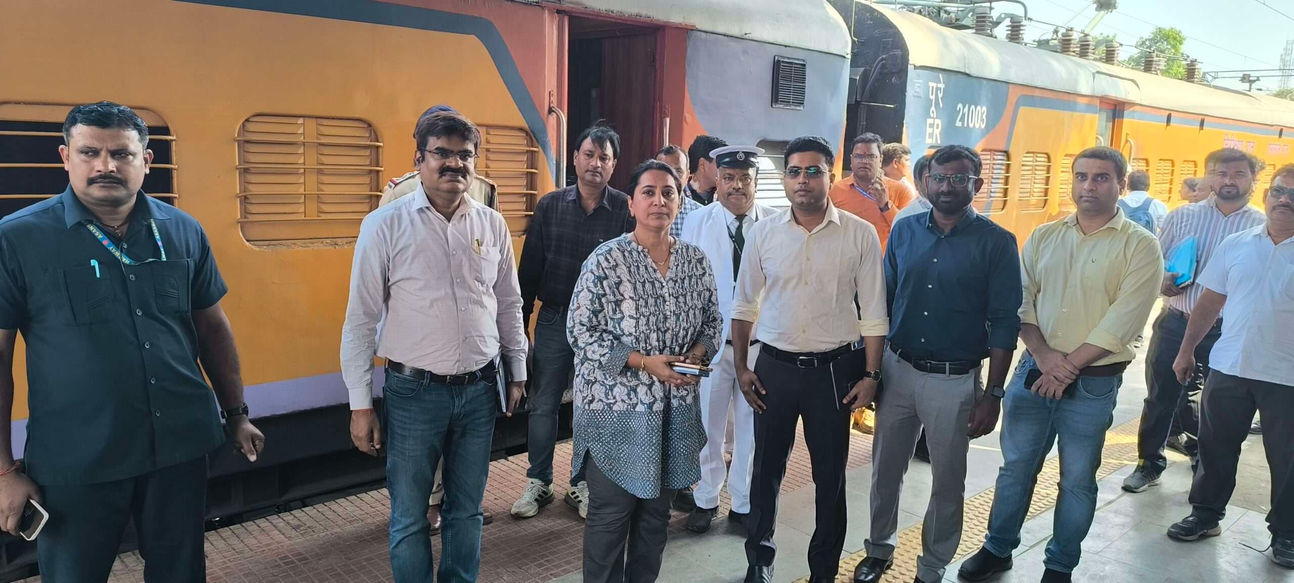 Giridih News :डीआरएम ने किया गिरिडीह रेलवे स्टेशन का निरीक्षण किया