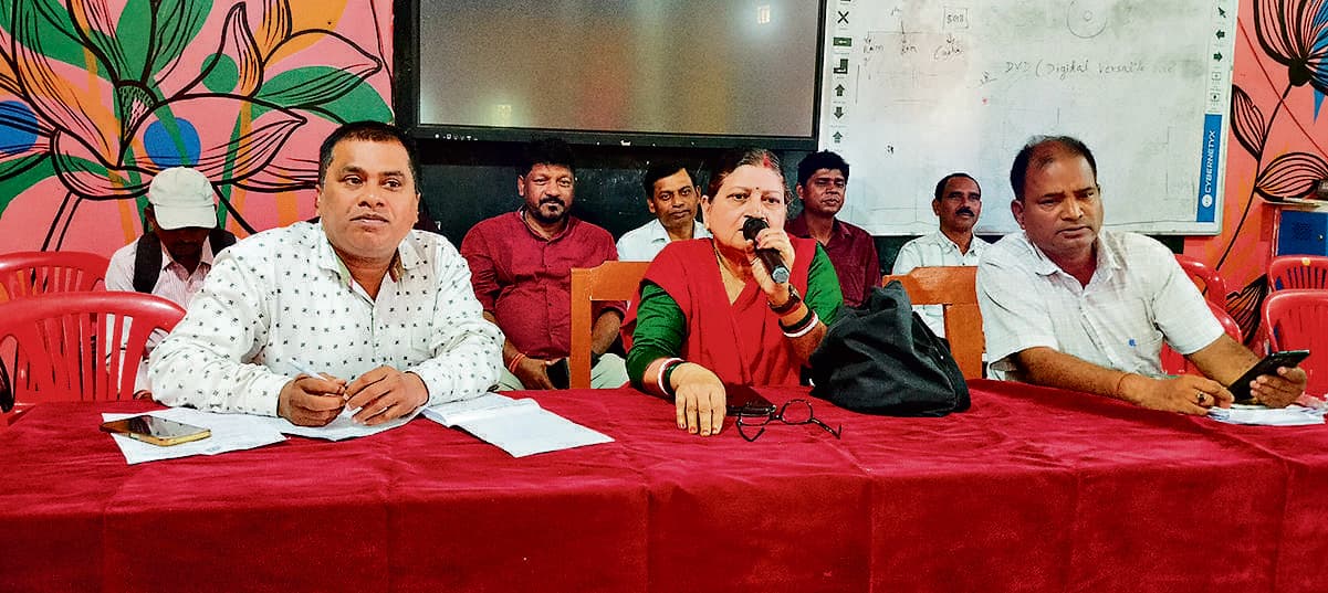 Chaibasa News : शिक्षकों को ऑनलाइन उपस्थिति दर्ज करना अनिवार्य : बीइइओ