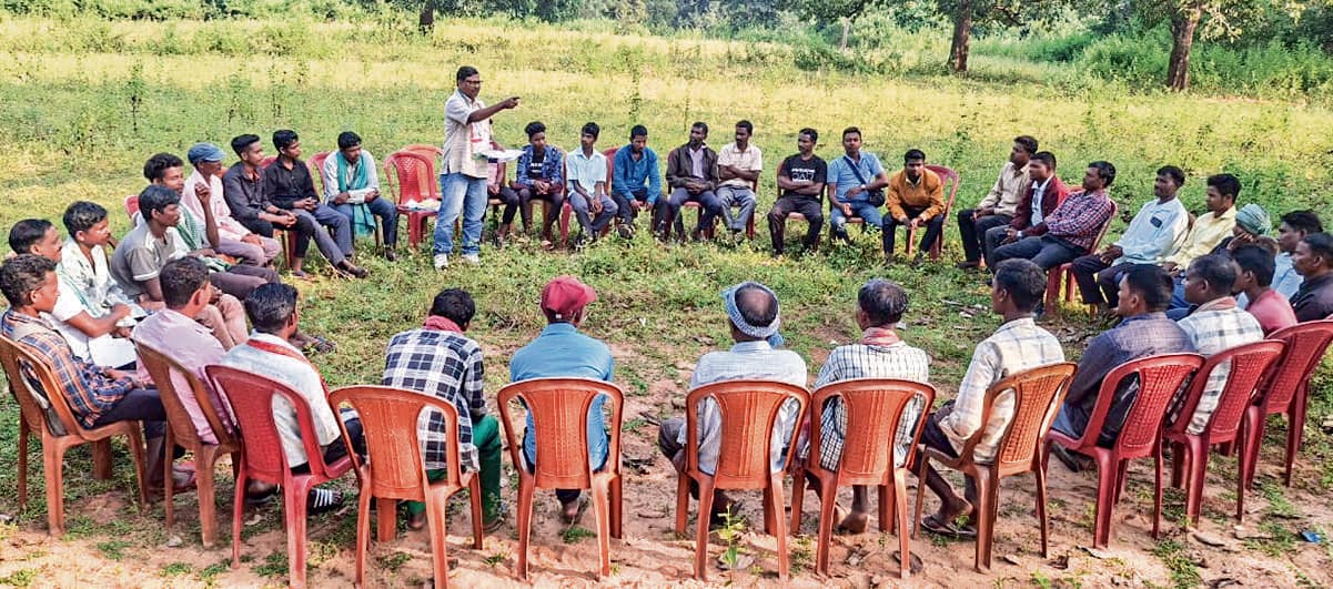 Chaibasa News : सारंडा में दो साल से पुल का निर्माण अधूरा, आक्रोश