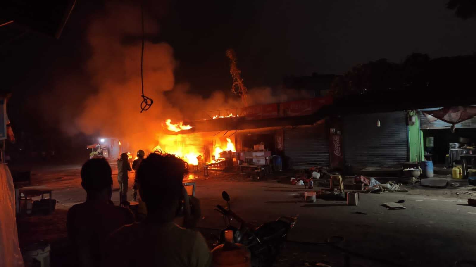 गैस चूल्हे से लगी आग के कारण दुकान में रखे आधा दर्जन सिलेंडर विस्फोट, आधा दर्जन लोग जख्मी