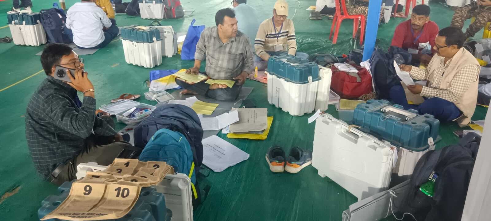 पोल्ड ईवीएम जमा करने का सिलसिला देर रात तक रहा जारी