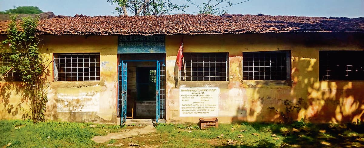 Chaibasa News : हैलेट प्रावि में शिक्षक नहीं, बच्चों का भविष्य अधर में, अभिभावकों में रोष