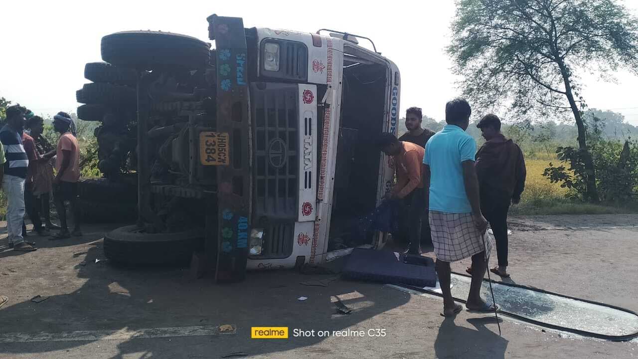 Seraikela Kharsawan News : राजनगर में हाइवा व बोलेरो में भिड़ंत, दो गंभीर