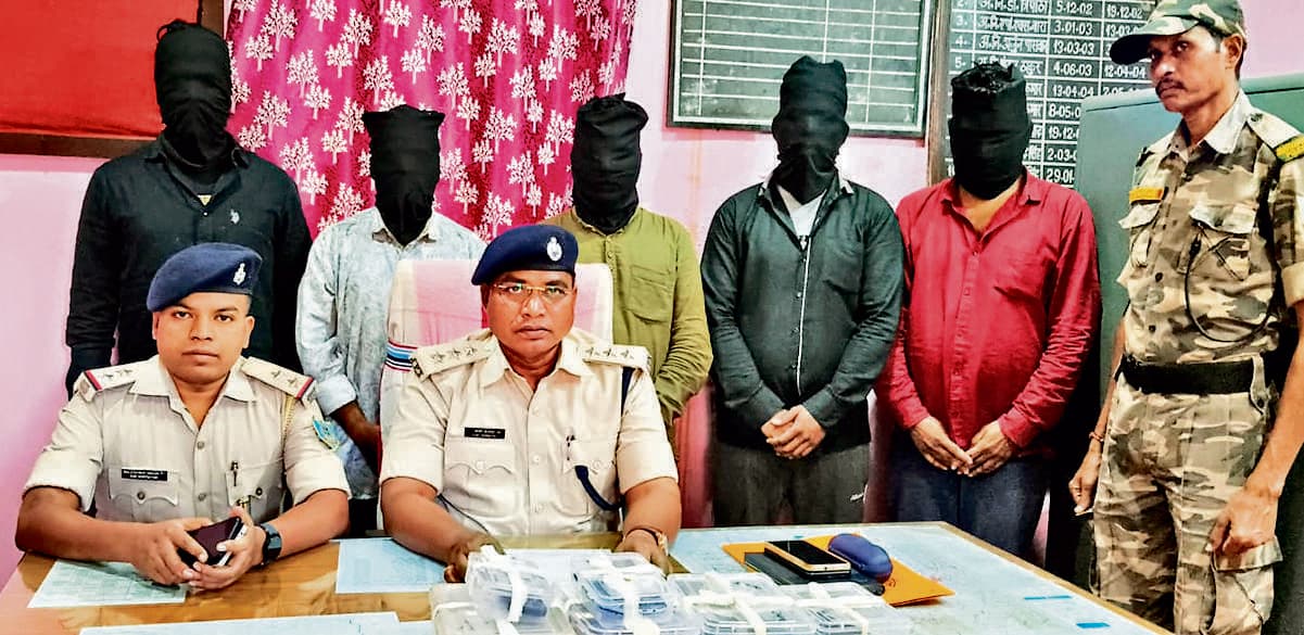 Chaibasa News : बड़ाजामदा डकैती कांड का मास्टरमाइंड संजीव मिश्रा समेत 5 आरोपी गिरफ्तार