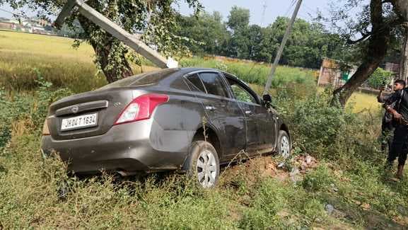 कार हादसा में बाल-बाल बचा चालक, बिजली पोल क्षतिग्रस्त