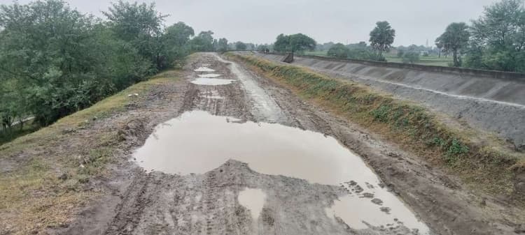 ठाकुरगंगटी की ग्रामीण सड़कें जर्जर, लोग आवागमन में परेशान