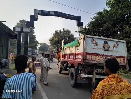 मेहरमा चेक नाका पर बड़ी कार्रवाई, तीन लाख रुपये जब्त