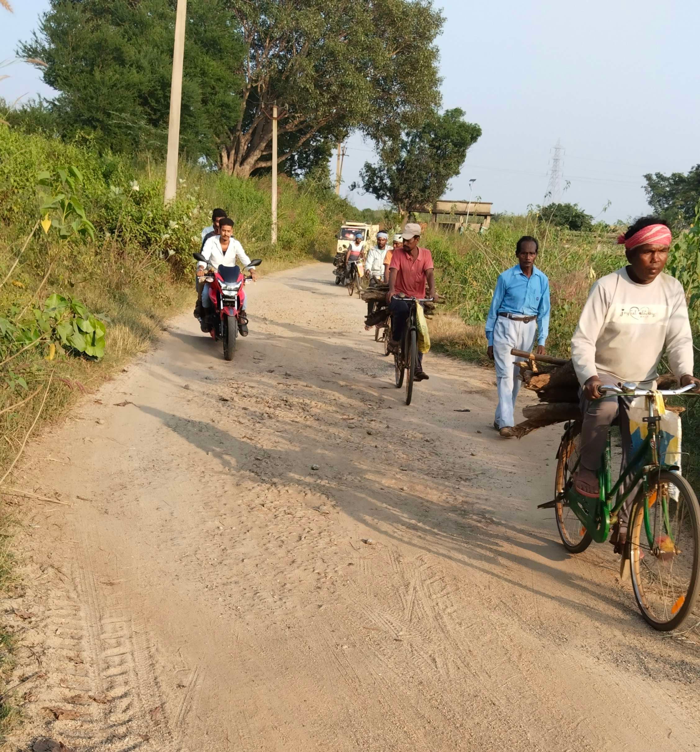 Bokaro News: पेटरवार-बरईकलां सड़क जर्जर होने से आवागमन में भारी परेशानियों का सामना करते हैं ग्रामीण