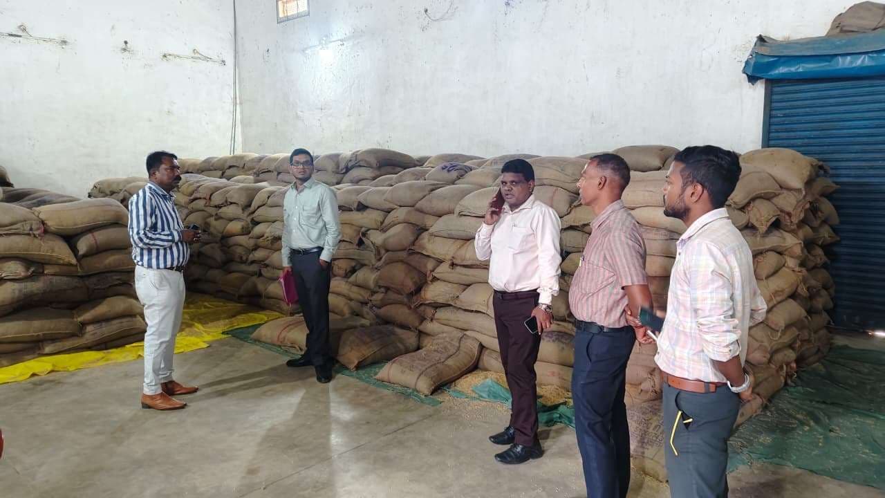 Seraikela Kharsawan News : गोदामों में खाद्यान्न के रख-रखाव की ली जानकारी, अनाज सुरक्षित रखने पर जोर