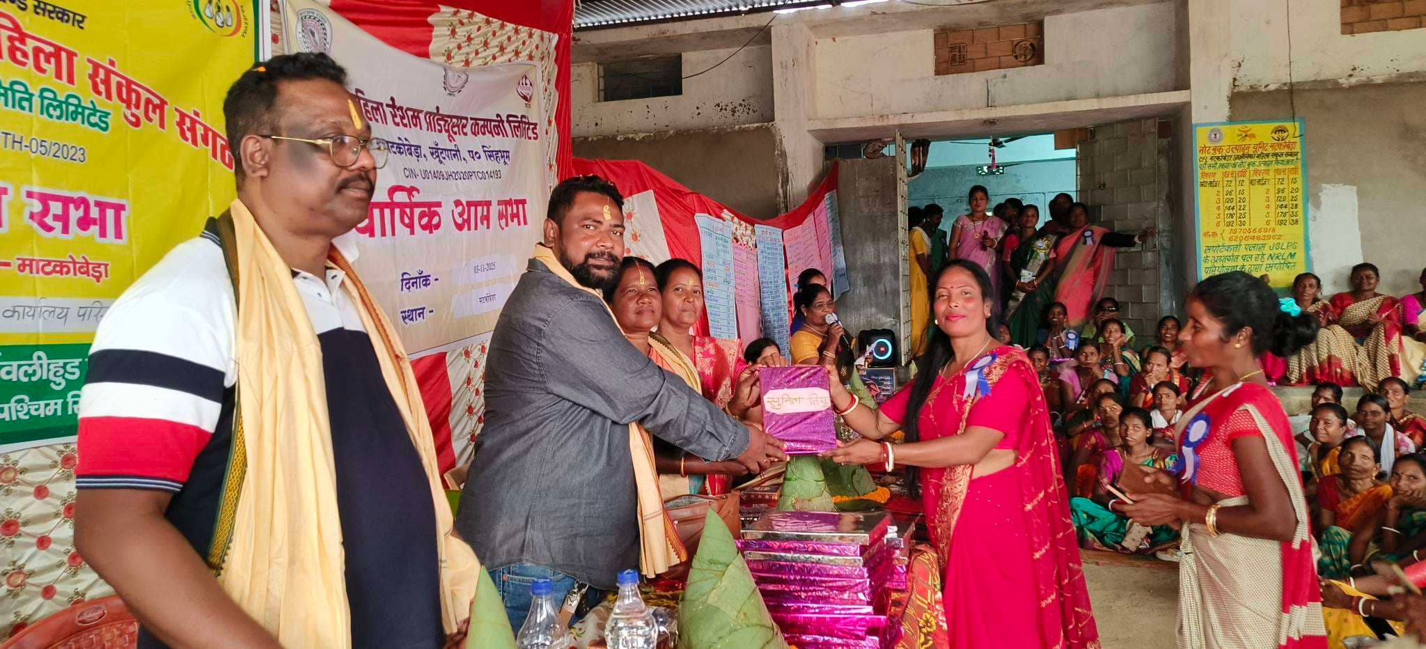 Seraikela Kharsawan News : गांव की तरक्की में मजबूत भागीदारी निभा रहीं महिलाएं : प्रमुख