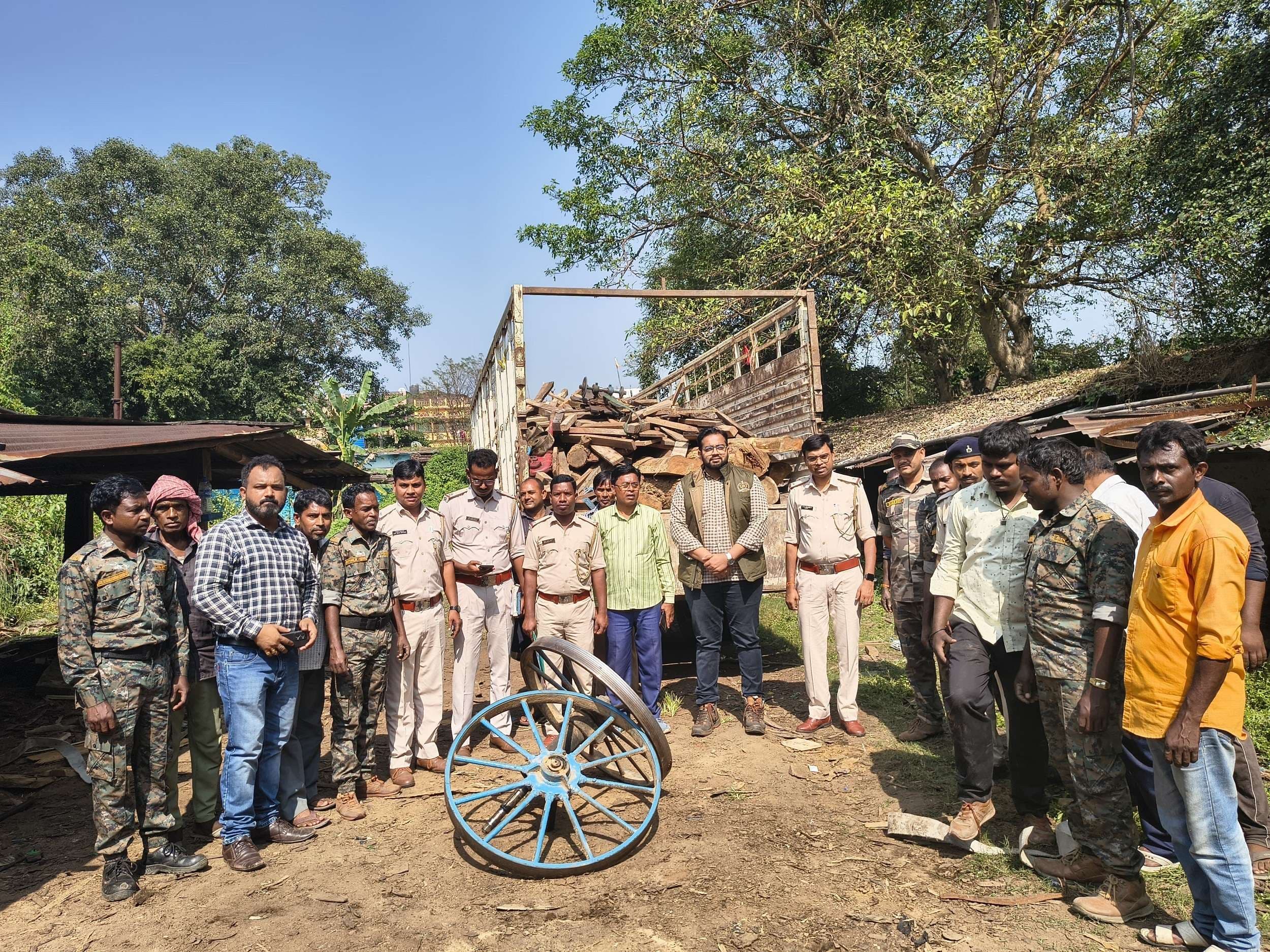 Bokaro News: अवैध आरा मिल पर वन विभाग ने की छापेमारी. 30 घनमीटर लकड़ी जब्त