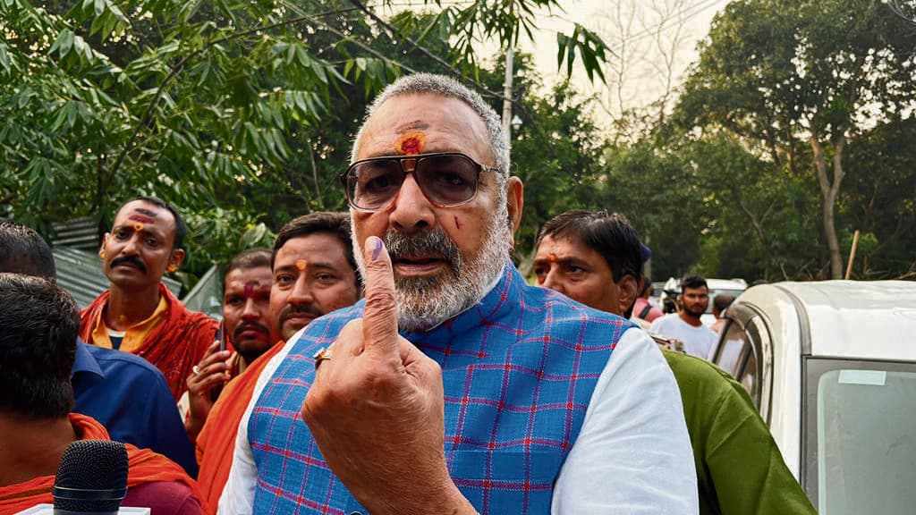 बड़हिया में गिरिराज सिंह ने डाला वोट, मतदाताओं से लोकतंत्र में बढ़-चढ़कर हिस्सा लेने की अपील