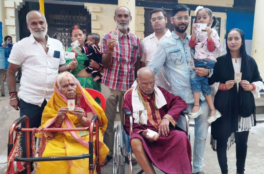 Munger Assembly : व्हील चेयर पर परिवार संग मतदान करने पहुंचे वृद्ध दंपती