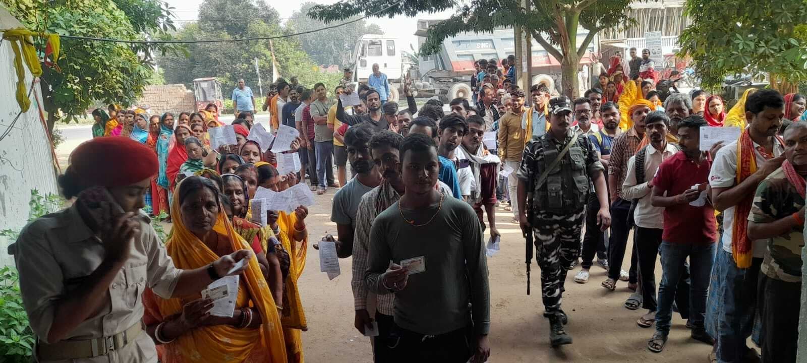 मतदान के प्रति लोगों में दिखा उत्साह, सुबह से ही केंद्रों पर कतार में लग की वोटिंग