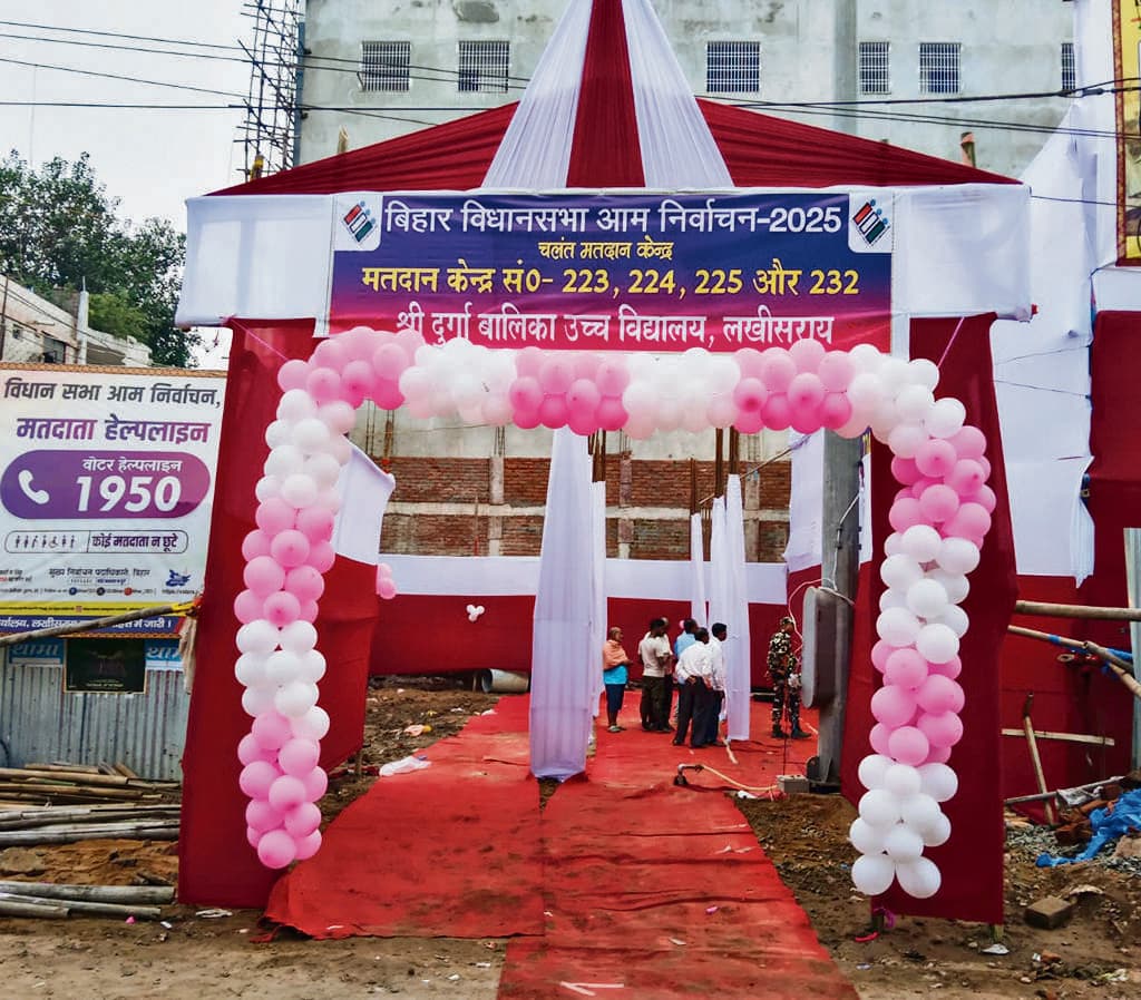 श्री दुर्गा बालिका उच्च विद्यालय मतदान केंद्र आकर्षक सजावट से बना केंद्र बिंदु