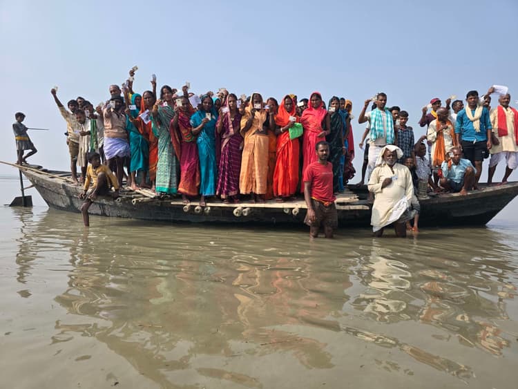 Simri Bakhtiarpur Assembly Constituency 2025 News : नावों से नदी पार कर किया मतदान