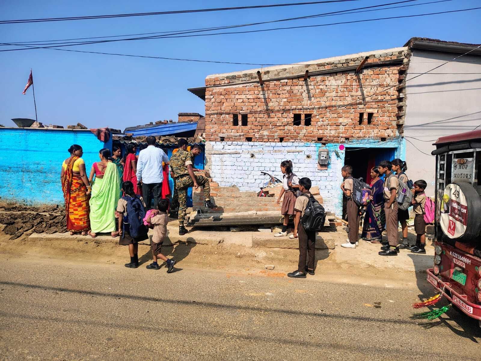 Dhanbad News: बारामुड़ी खटाल के पास चला अतिक्रमण हटाओ अभियान