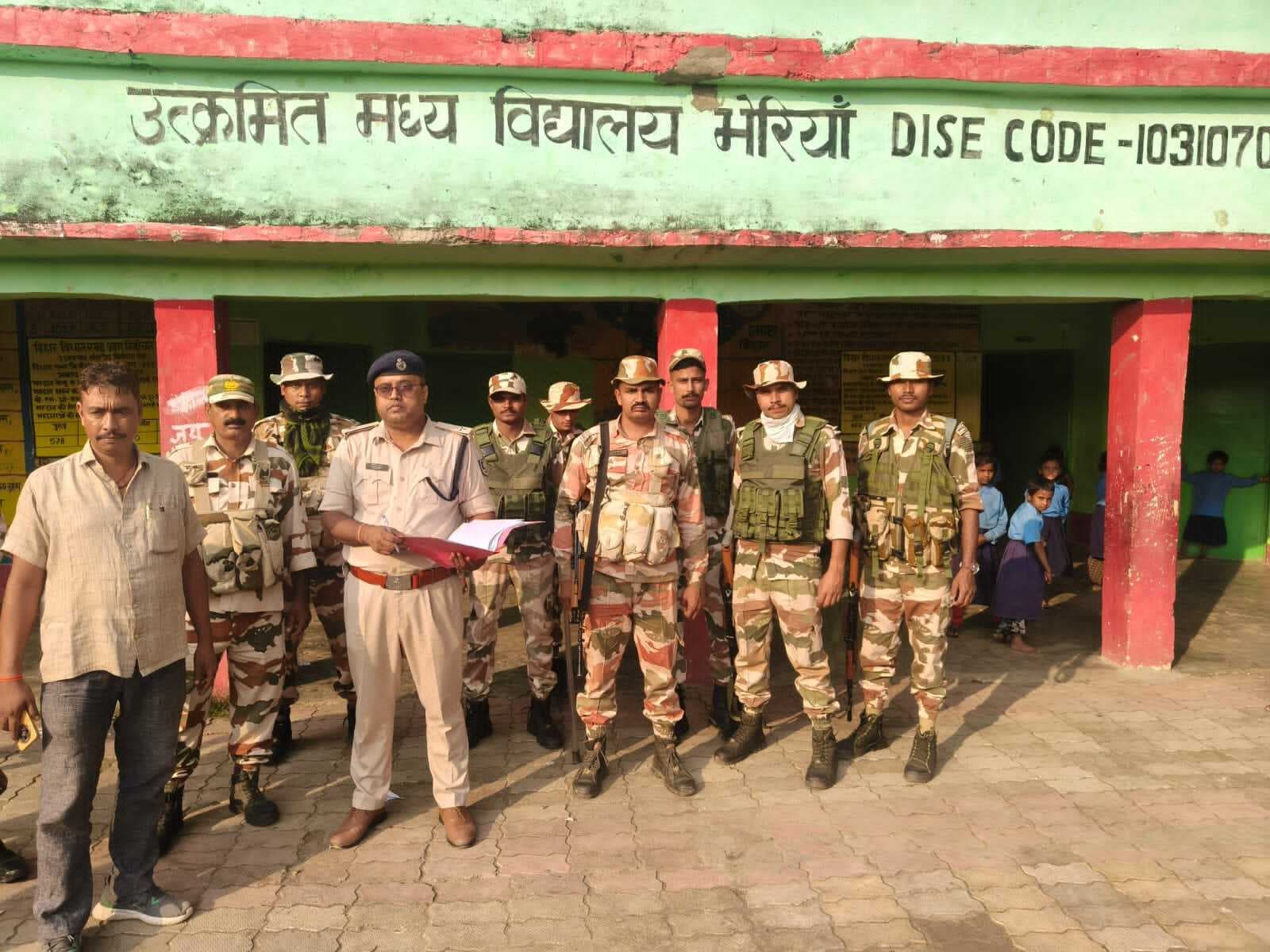 पुलिस ने निकाला फ्लैग मार्च, बूथों का लिया जायजा