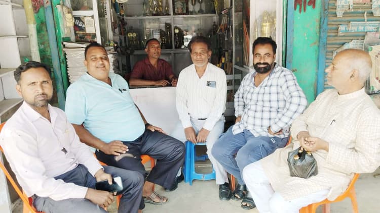 चौराहों पर वोटों की गणित से बन और बिगड़ रही सरकार, चौक-चौराहाें पर होती रही चर्चा, जोड़-घटाव में लगे रहे लोग