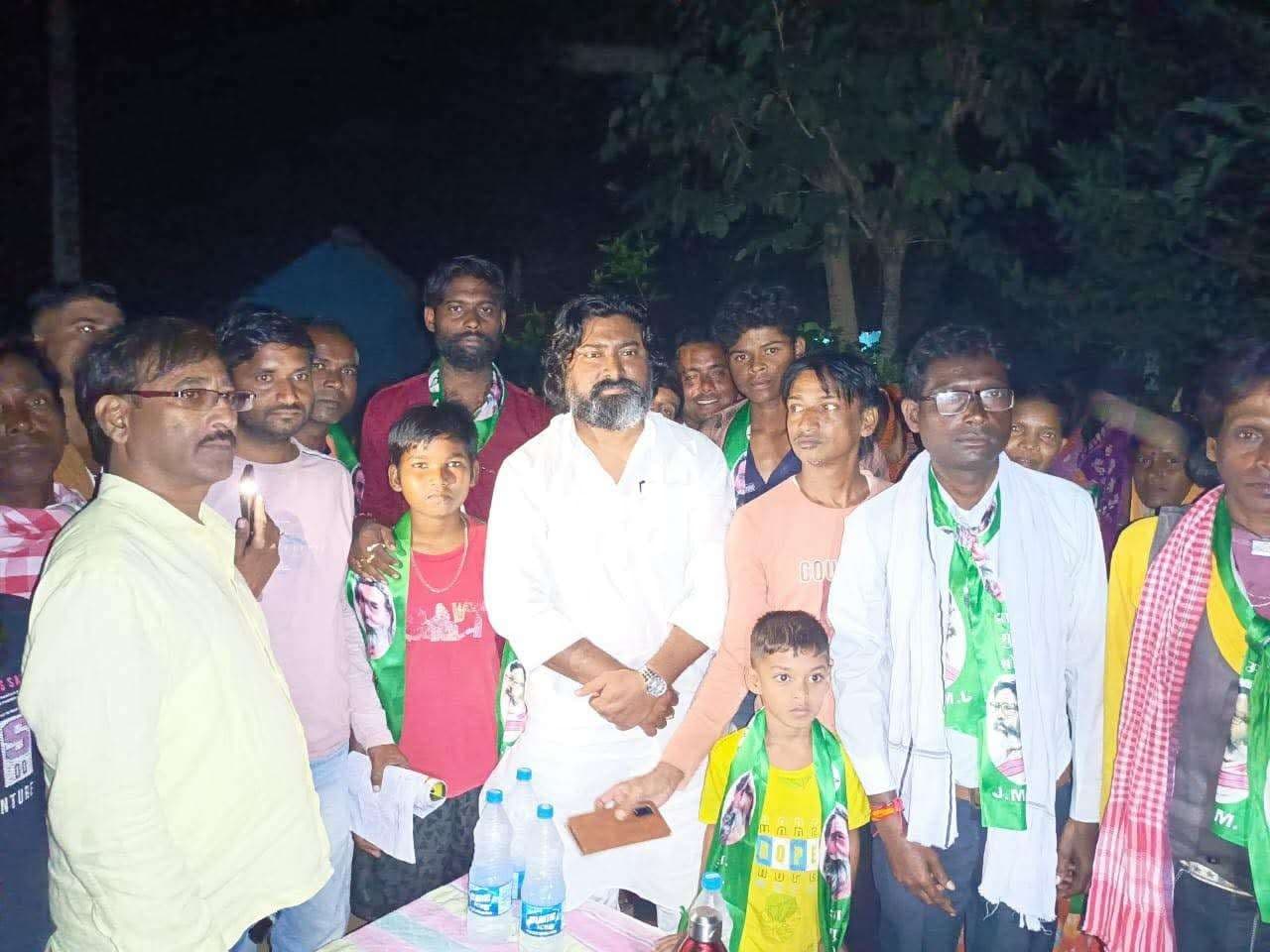 सांसद ने किया घाटशिला में झामुमो प्रत्याशी के पक्ष जनसंपर्क