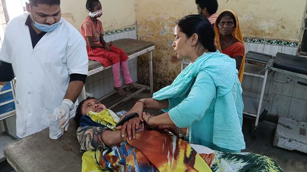 घरेलू विवाद में पति ने पत्नी को बेरहमी से पीटा, गंभीर हालत में अस्पताल में भर्ती