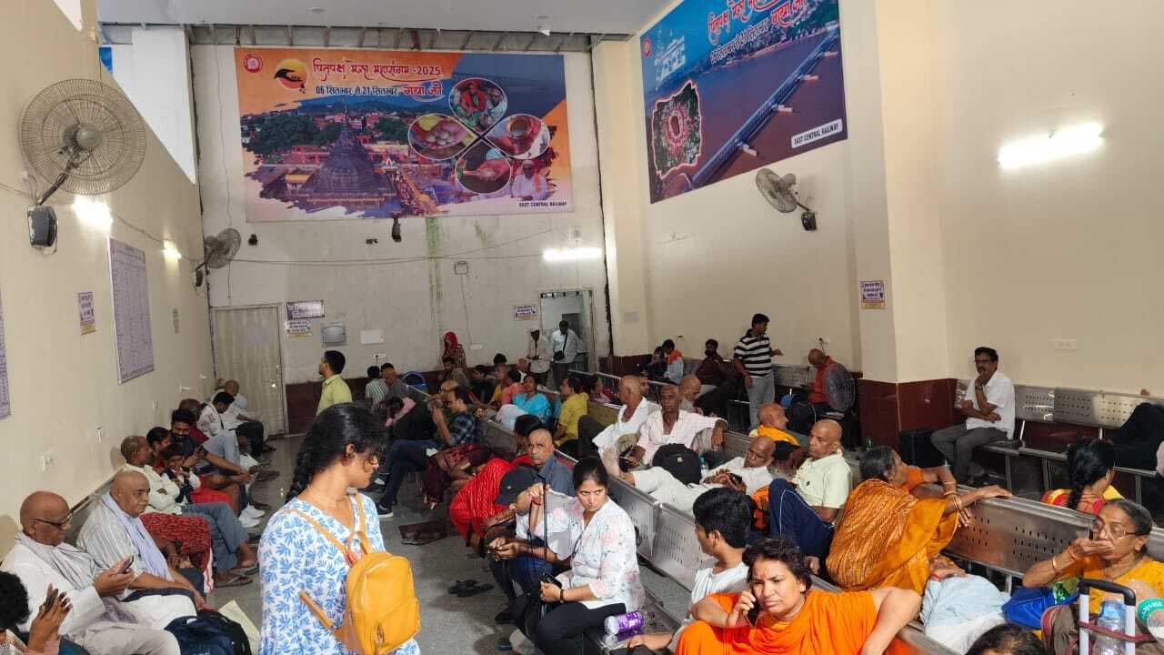 नियमित ट्रेनों में वेटिंग लिस्ट लंबी, बाहर जानेवालों को हो रही परेशानी