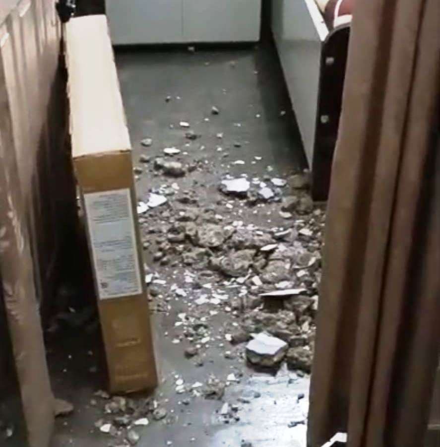 जिला जज दो का आवास जर्जर, टूटकर गिरा छत का हिस्सा