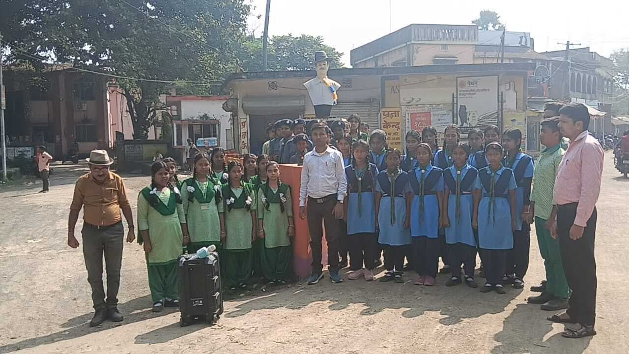 बच्चों ने राष्ट्रीय गीत वंदे मारतम का किया सामूहिक गायन