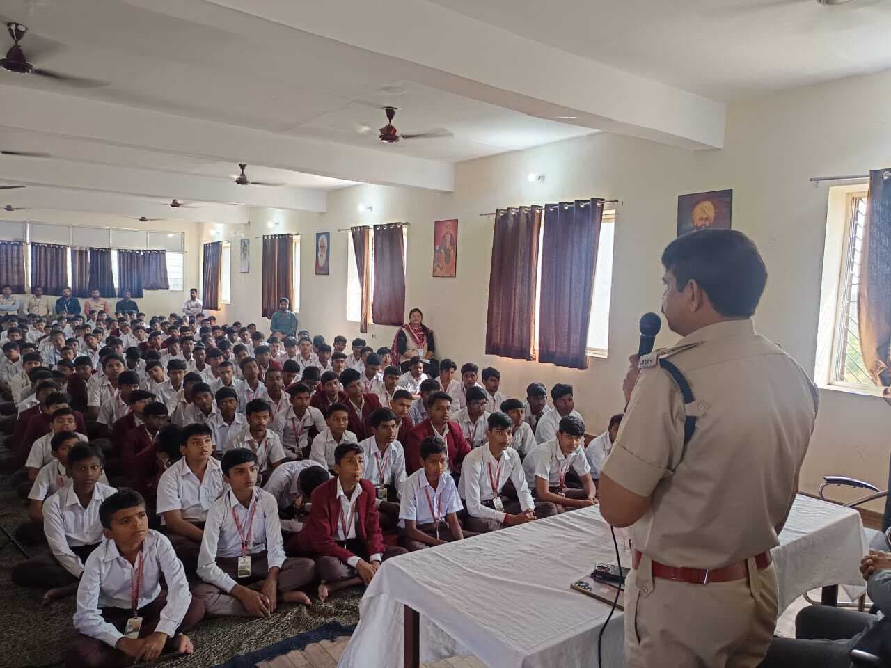 डीएवी स्कूल में नशा व साइबर क्राइम से बचाव की दी जानकारी