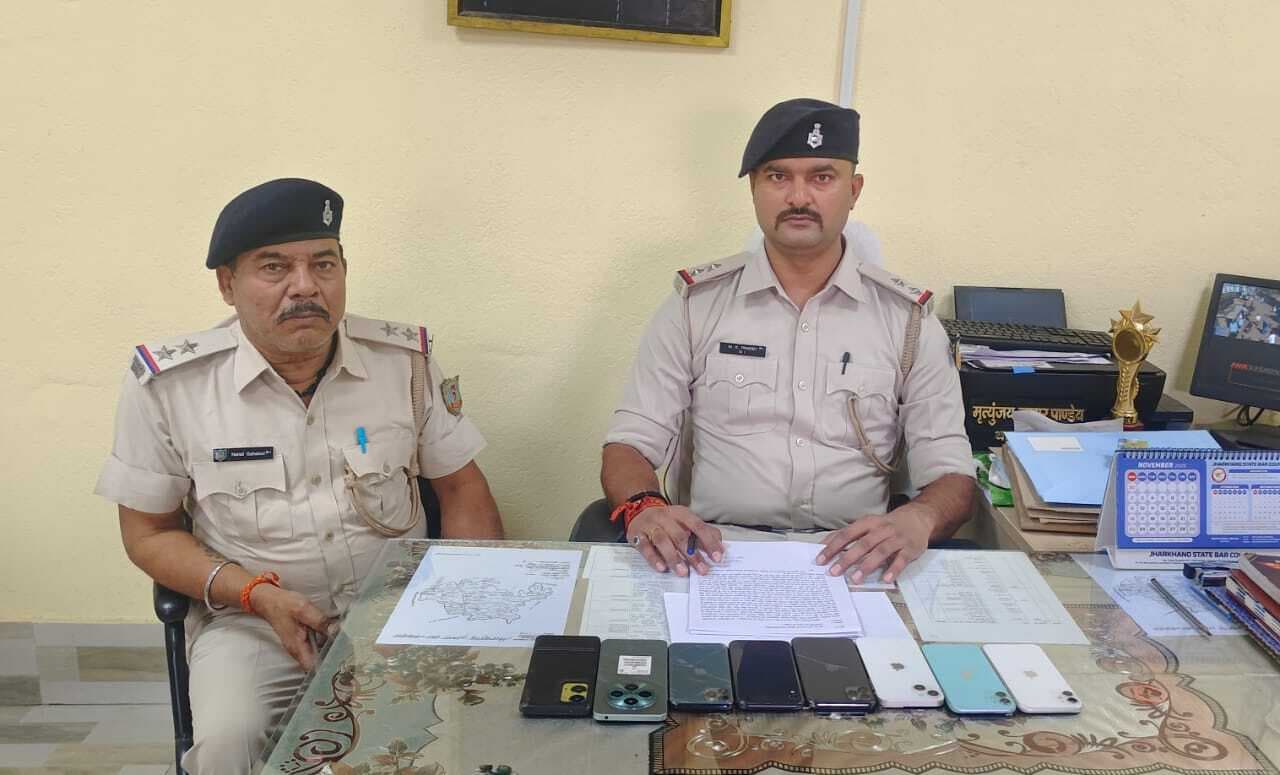 Crime News: तीनपहाड़ में पांच आइफोन के साथ दो गिरफ्तार, जेल