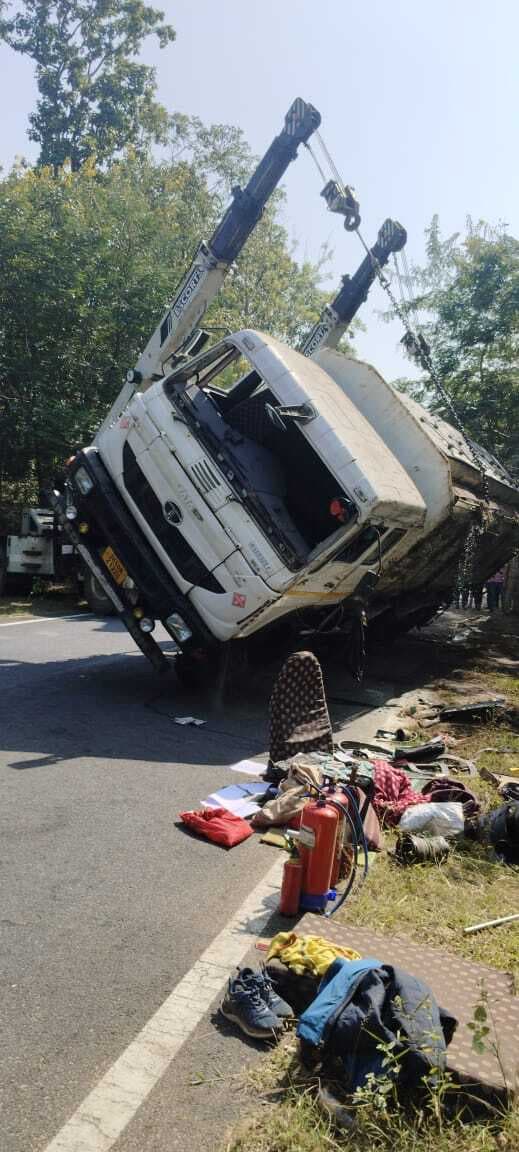 टैंकर पलटा, चालक व उपचालक घायल