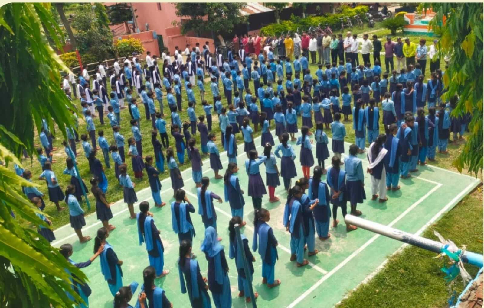 स्कूल में बच्चों को पढ़ाया राष्ट्र प्रेम का पाठ