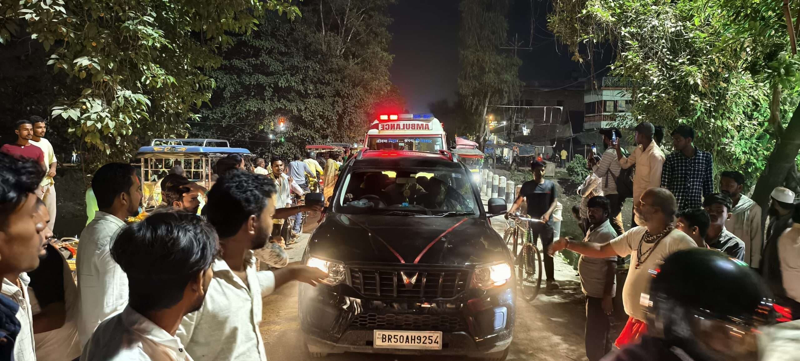 सड़क पर दुकादार  का अतिक्रमण, हर दिन लगता है जाम