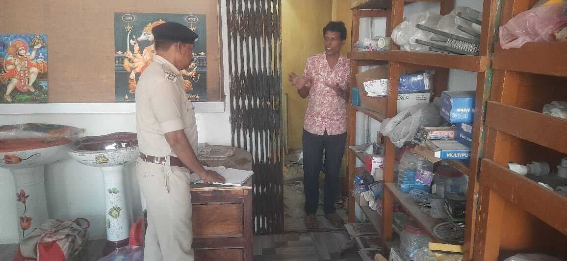 हार्डवेयर दुकान से हजारों की संपत्ति की चोरी