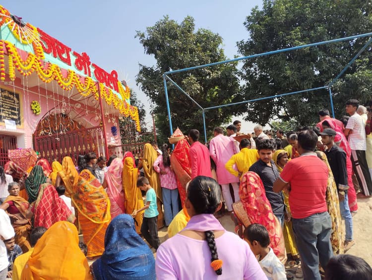 Samastipur News:कैतकी कुमैर काली मंदिर में उमड़ा भक्तों का सैलाब