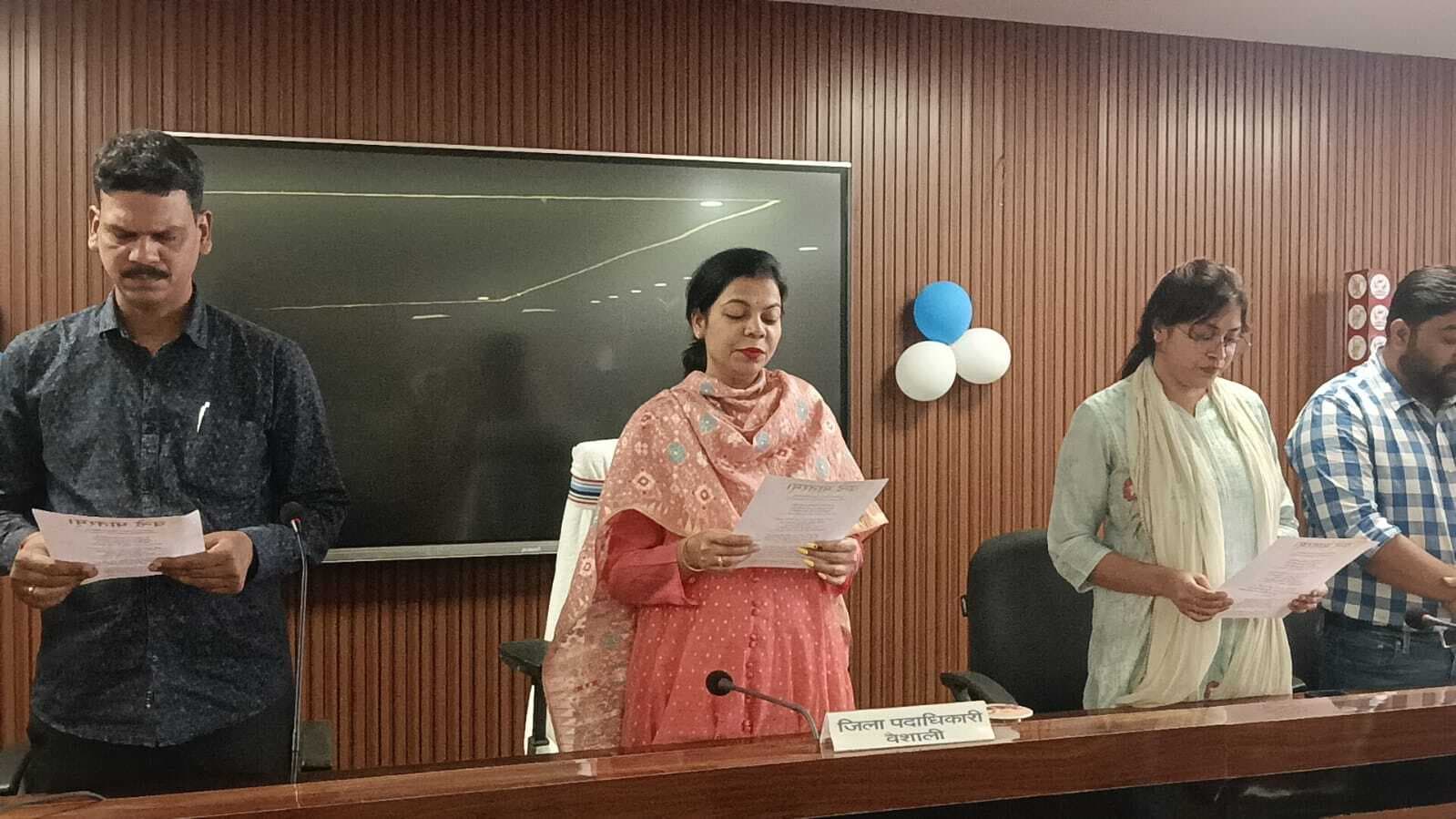 hajipur news. वंदे मातरम्, राष्ट्रप्रेम, एकता और स्वतंत्रता संग्राम की भावना का प्रतीक : डीएम