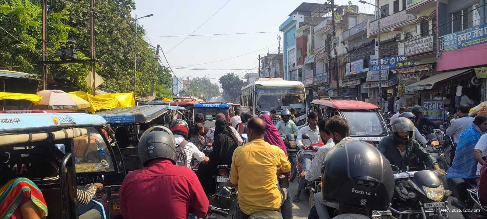 शहर के आंबेडकर चौक से घोष मोड़ तक आधा घंटा लगा जाम, ट्रैफिक पुलिस नदारद , राहगीर परेशान