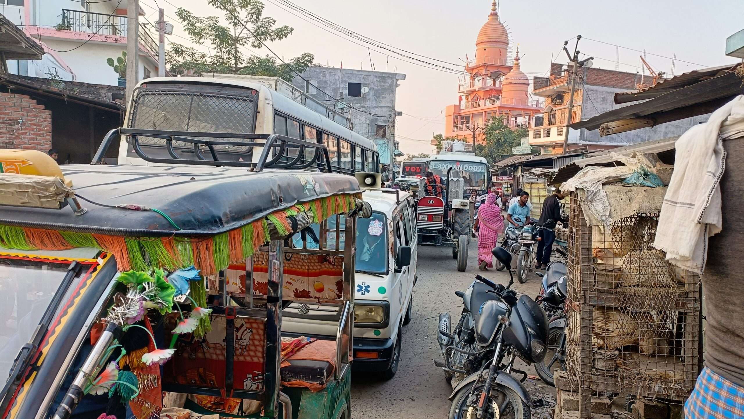 मीरगंज लाइन बाजार में घंटों लगा रहा जाम, राहगीर पूरे दिन रहे हलकान