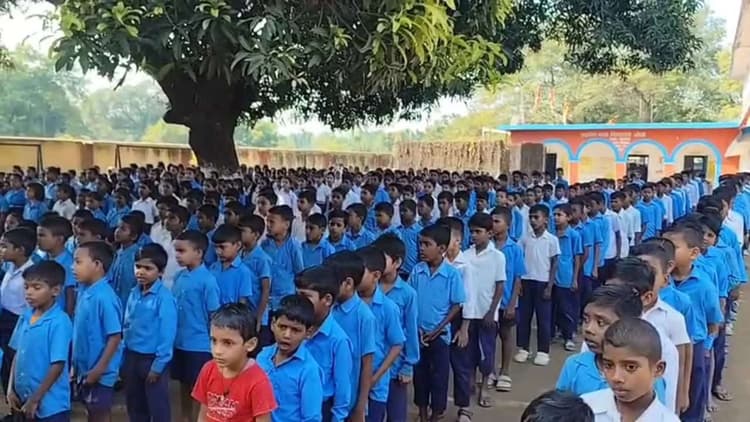 150 वर्ष पूरे होने प्रखंड क्षेत्र के विद्यालय में राष्ट्रीय गीत वंदे मातरम के गायन