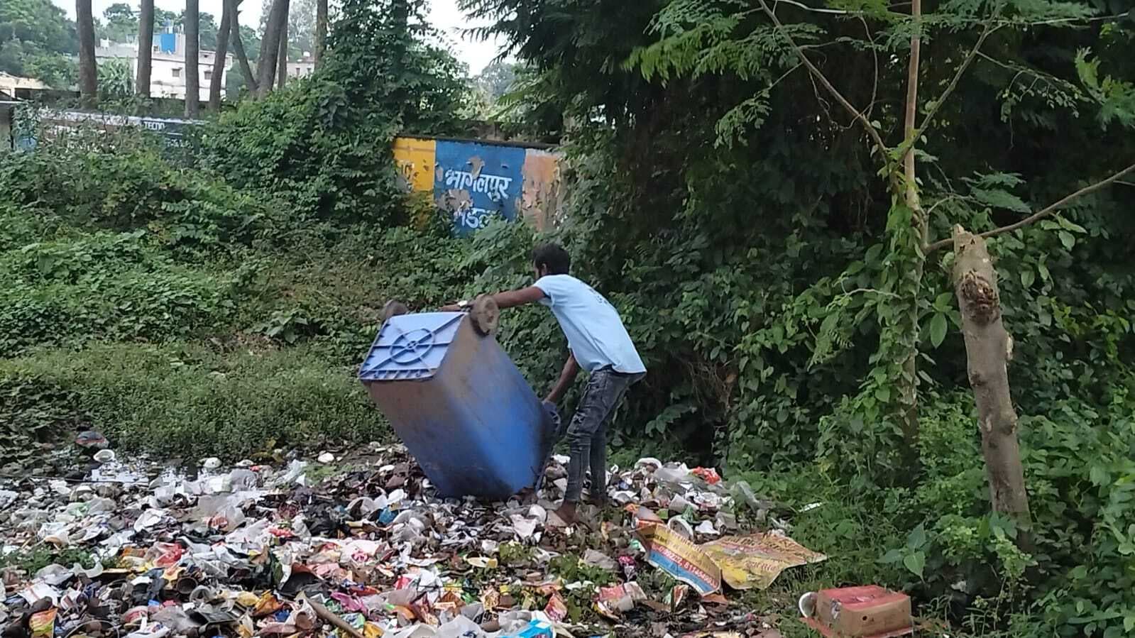 विद्यालय के सामने डंप हो रहा कचरा, दुर्गंध से परेशान छात्र