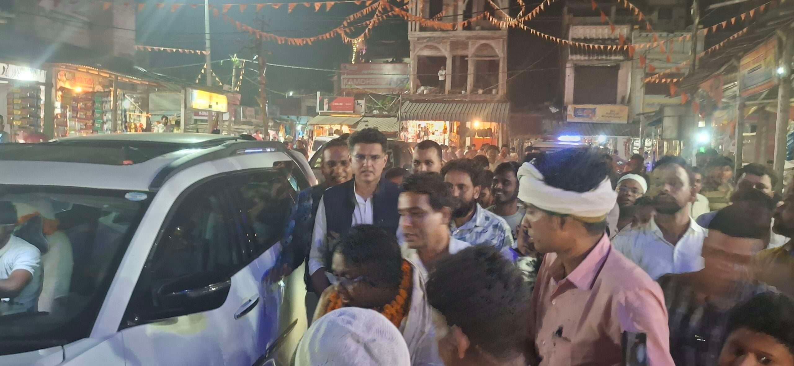 सचिन पायलेट के रोड शो में उमड़ा जन सैलाब, फूल बरसाये