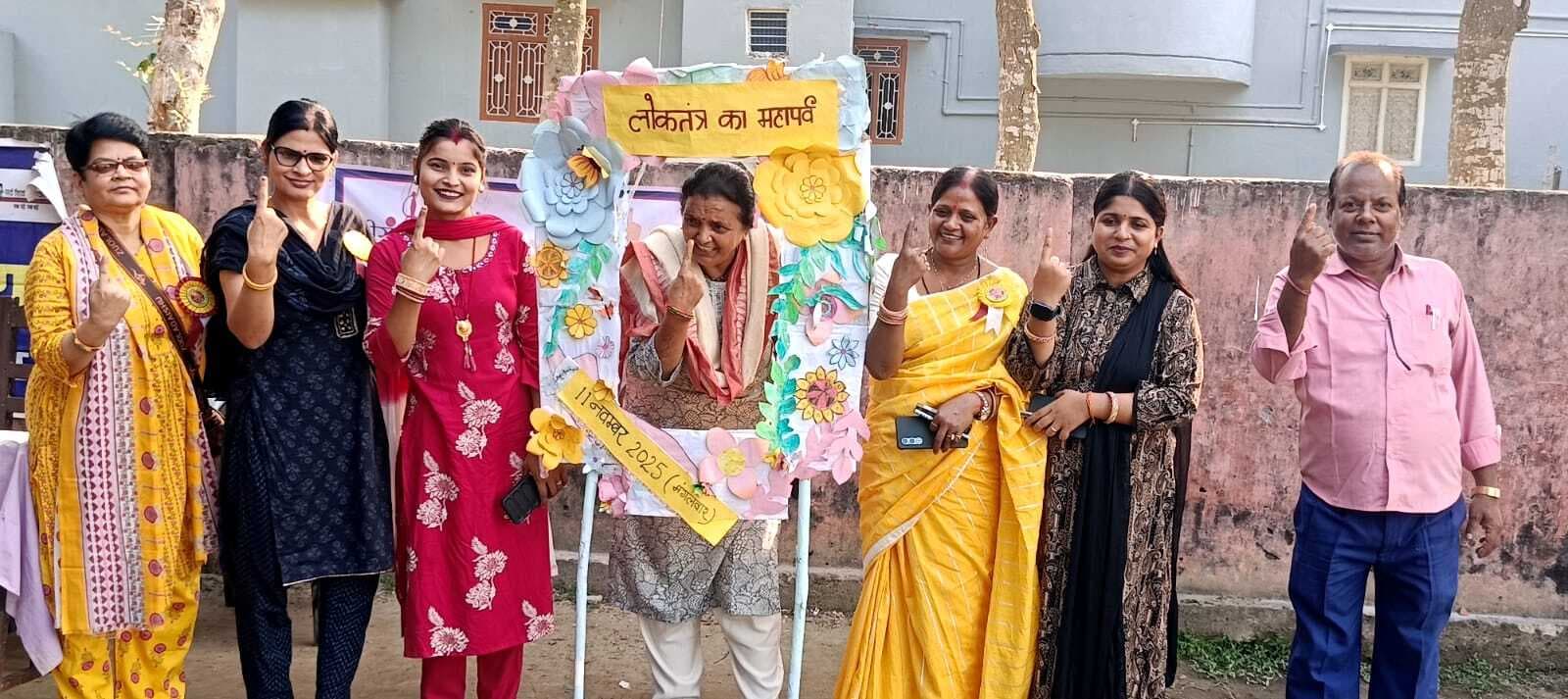 मतदाता जागरूकता को बनायी मानव श्रृंखला