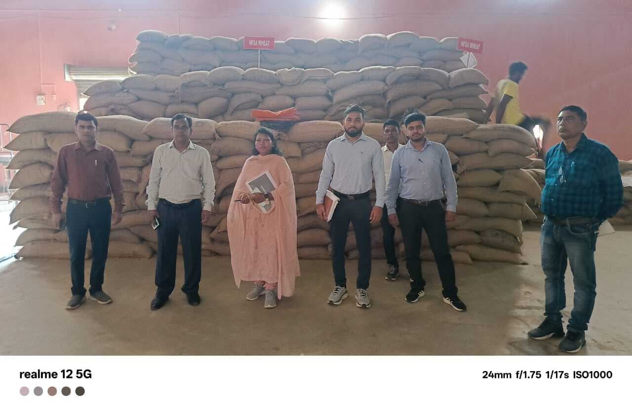 उपसचिव ने गोदाम में की गेहूं-चावल भंडारण की जांच